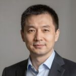 Портрет уверенного российского бизнесмена с дружелюбным взглядом на размытом нейтральном фоне в студии